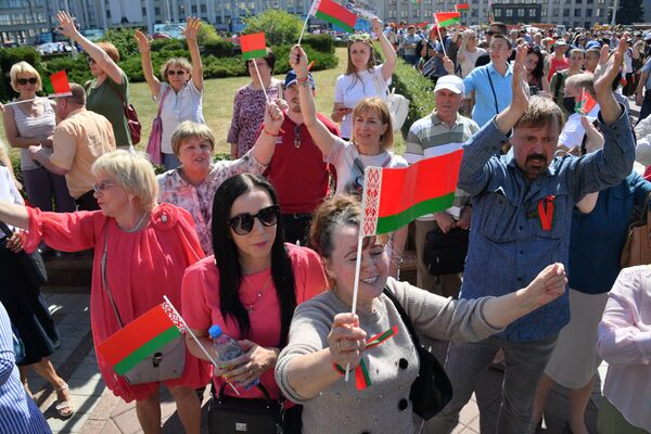 شرکت کنندگان در راهپیمایی در بلاروس برای حمایت از رئیس جمهور وقت الکساندر لوکاشنکو - اسپوتنیک ایران  