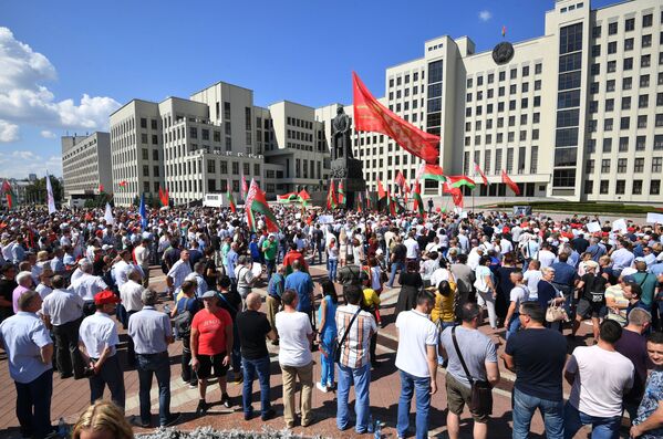 شرکت کنندگان در راهپیمایی در بلاروس برای حمایت از رئیس جمهور وقت الکساندر لوکاشنکو - اسپوتنیک ایران  