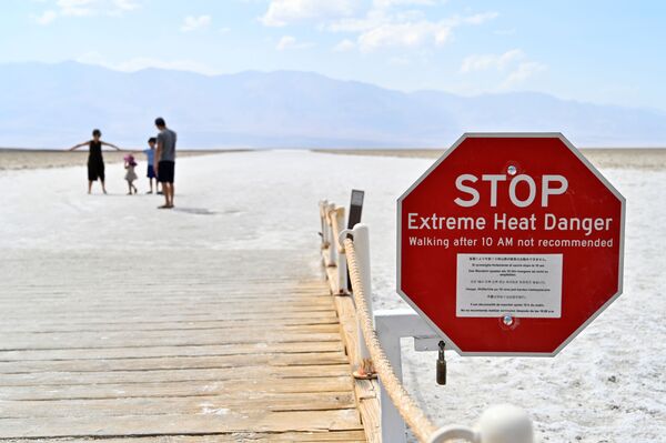 نشان هشدار برای گرمای بیش از اندازه  در پارک ملی «دره مرگ» ، کالیفرنیا، آمریکا - اسپوتنیک ایران  