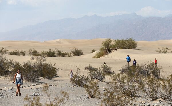 توریست ها در پارک ملی «دره مرگ» ، کالیفرنیا، آمریکا - اسپوتنیک ایران  