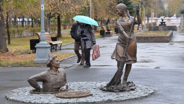 مجسمه برنزی رفتگر و تعمیرکار در ماگنیتاگورسک روسیه - اسپوتنیک ایران  