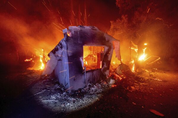 خانه آتش گرفته در آتش‌سوزی جنگلی کالیفرنیا - اسپوتنیک ایران  