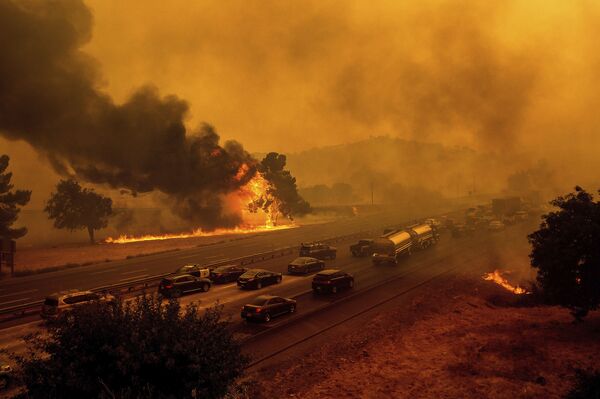آتش سوزی در امتداد بزرگراه 80 در واكاویل، كالیفرنیا - اسپوتنیک ایران  