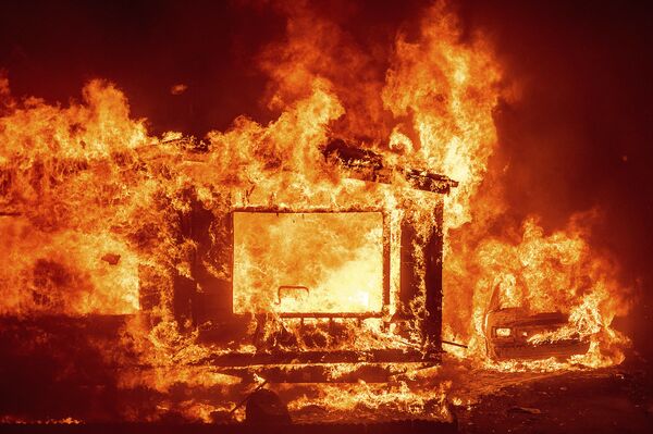 خانه و ماشین در آتش، ناپا- کالیفرنیا - اسپوتنیک ایران  