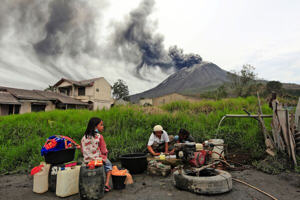 مردم لباس هایشان را در نزدیکی آتشفشان فعال سینابونگ در اندونزی می شورند
 - اسپوتنیک ایران  