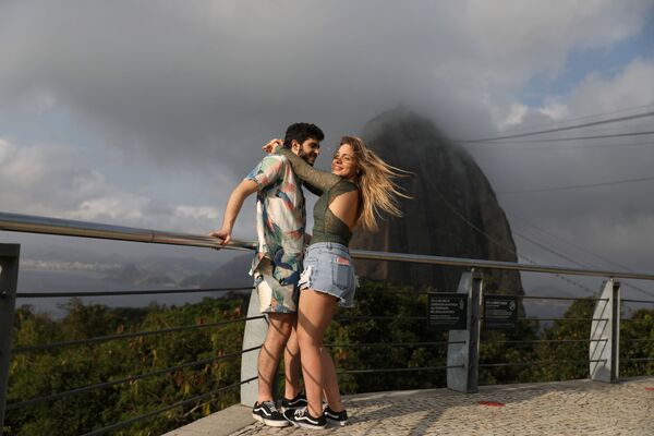زوج عاشق پس از قرنطینه در ریودوژانیرو، برزیل
 - اسپوتنیک ایران  