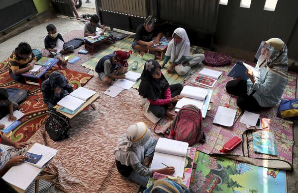 مراحل آماده شدن محصلان مدارس جهان در دوران کرونایی
اندونزی - اسپوتنیک ایران  