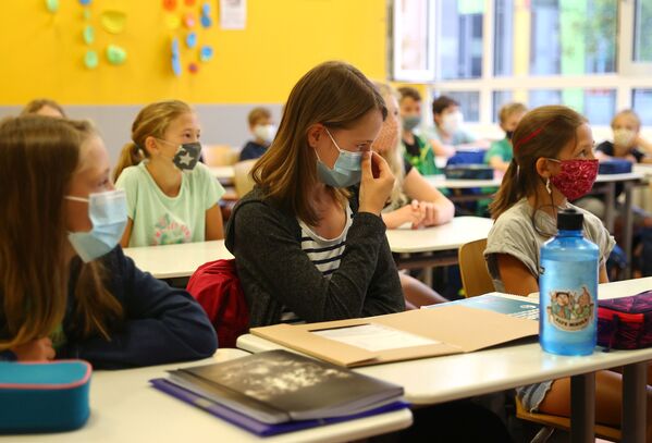 مراحل آماده شدن محصلان مدارس جهان در دوران کرونایی
آلمان - اسپوتنیک ایران  