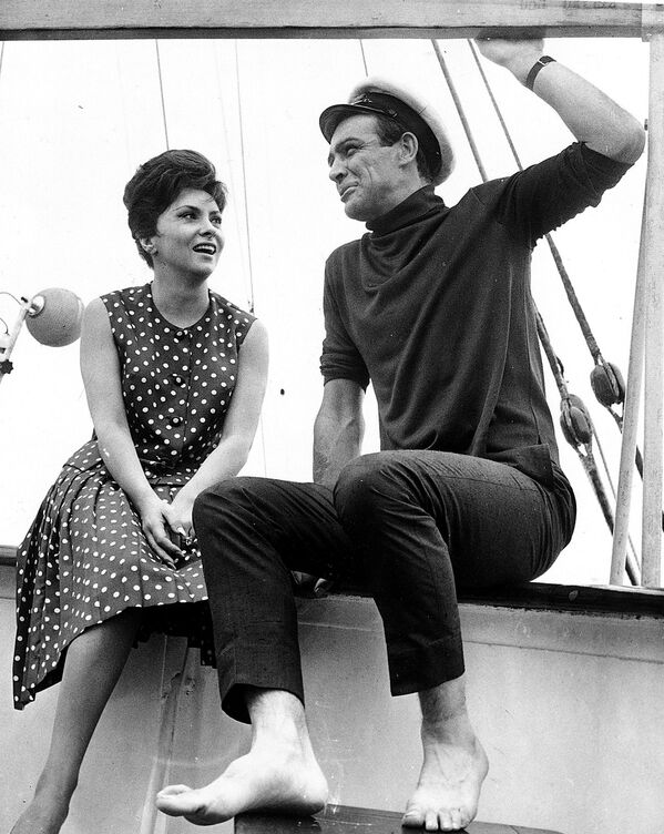 شان کانری، جیمز باند جاویدان
سال 1963 میلادی، همراه جینا لولوبریجیدا هنرپیشه ایتالیایی - اسپوتنیک ایران  