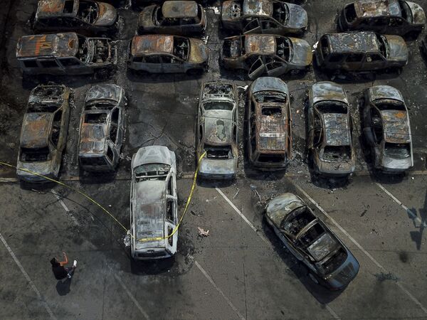 ماشینهای آتش گرفته در زمان اعترضات در ایالت ویسکنسین - اسپوتنیک ایران  