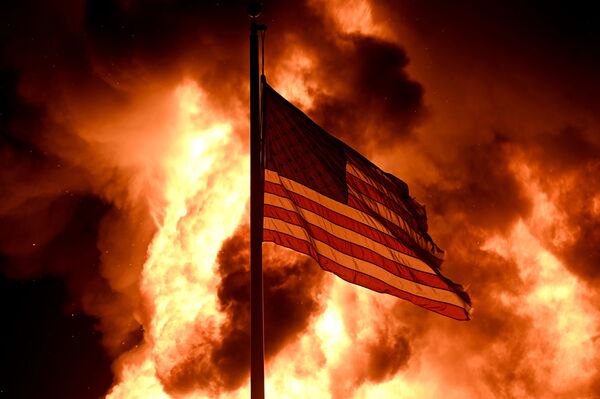 پرچم آمریکا در میان زبانه های آتش
 - اسپوتنیک ایران  
