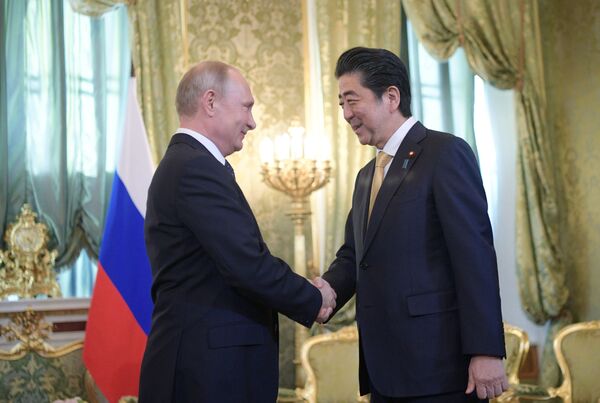 ولادیمیر پوتین رئیس جمهور روسیه و شینزو آبه نخست وزیر ژاپن طی دیداری در مسکو - اسپوتنیک ایران  