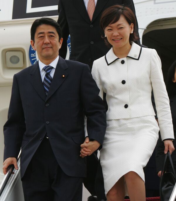 نخست وزیر ژاپن شینزو آبه به همراه همسرش در واشنگتن - اسپوتنیک ایران  