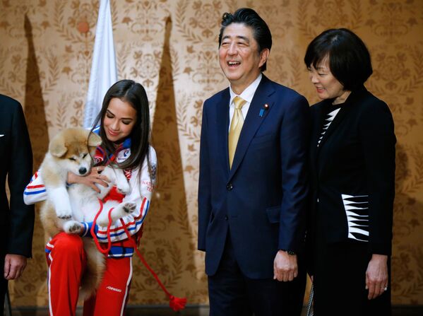 نخست وزیر ژاپن شینزو آبه به همراه همسرش آکیه آبه و آلینا زاگیتووا اسکیت باز در روسیه - اسپوتنیک ایران  