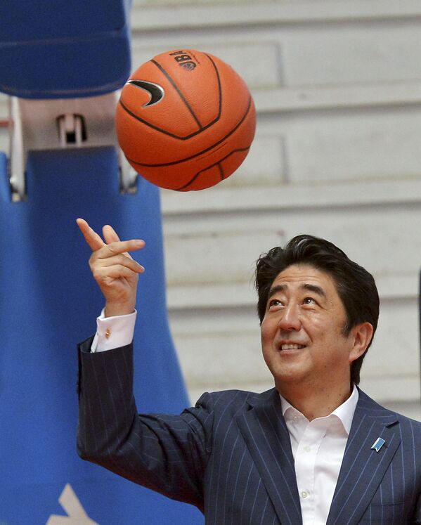 نخست وزیر ژاپن شینزو آبه با یک توپ بسکتبال - اسپوتنیک ایران  