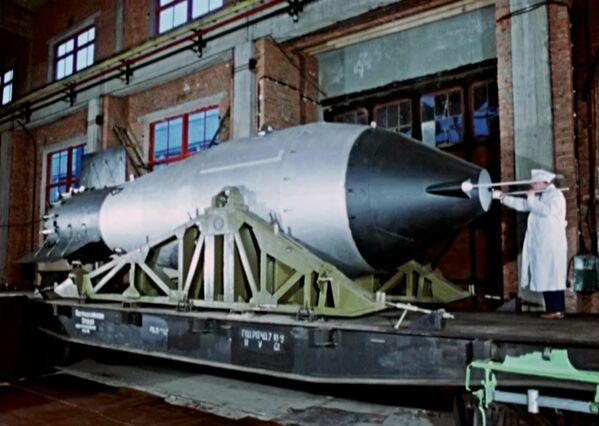 طراح در حال کار روی بمب تزار، اتحاد جماهیر شوروی، 1961 - اسپوتنیک ایران  
