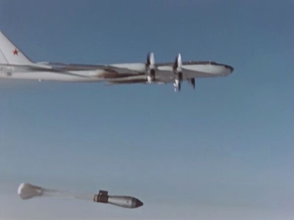 پرتاب بمب هیدروژنی 50 مگاتنی تزار بمب در زمان انجام آزمایش در شوروی سابق، 1961 - اسپوتنیک ایران  