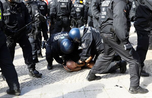 پلیس در حال دستگیری معترض در تظاهرات برلین علیه محدودیت های کرونایی - اسپوتنیک ایران  