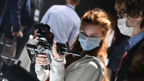 بازدید کننده در حال تماشای اسلحه اتومات آ ک ۳۰۸ در نمایشگاه بین المللی فناوری نظامی آرمیا ۲۰۲۰ - اسپوتنیک ایران  