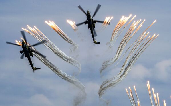 بالگردهای ضربتی می ۲۸ ان «شکارچی شب» در نمایشگاه بین المللی فناوری نظامی آرمیا ۲۰۲۰ - اسپوتنیک ایران  