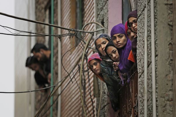 زنان مسلمان هند از پنجره ای در دهلی نو، هند نگاه می کنند - اسپوتنیک ایران  