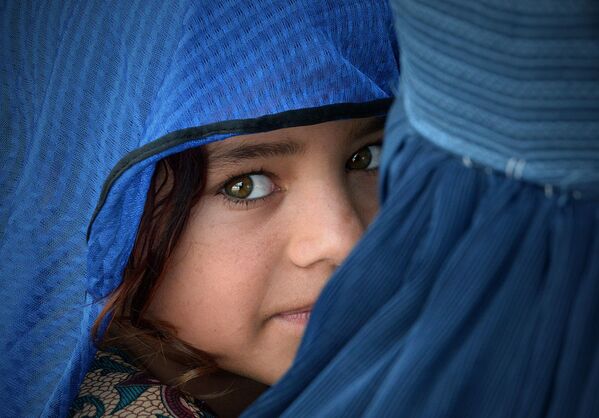 دختر افغان در مرکز بازگشت به کشور در ناوشراش، پاکستان - اسپوتنیک ایران  