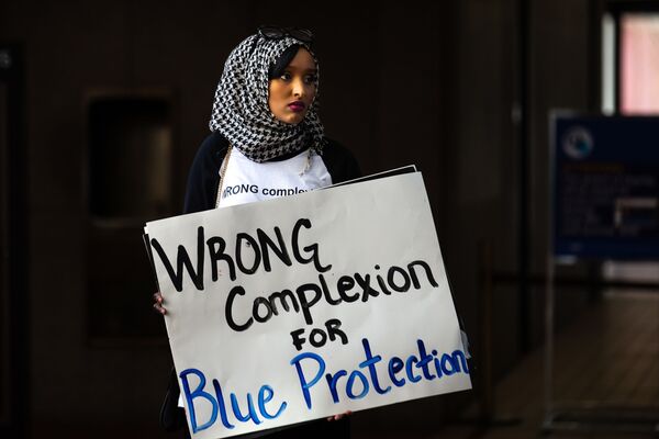 اعتراضات دختر مسلمان در مینیاپولیس، آمریکا - اسپوتنیک ایران  