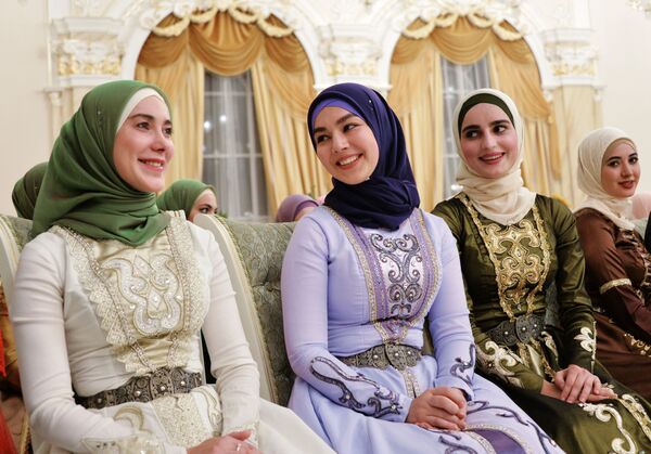 شرکت کنندگان جشن هنری که به نیت جشن روز زن در گروزنی، چچن اختصاص داده شده است - اسپوتنیک ایران  