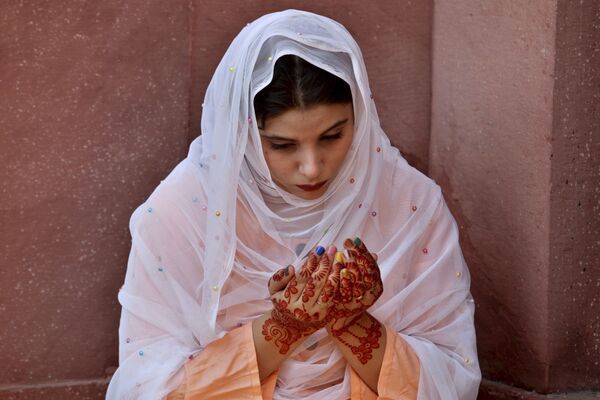 دختری در حین خواندن نماز در پاکستان - اسپوتنیک ایران  