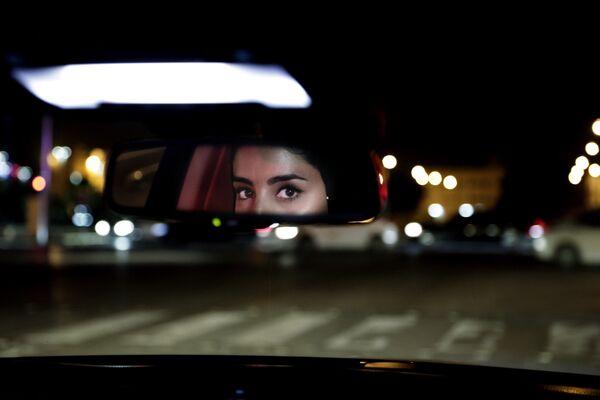 چشمان دختری در آینه عقب اتومبیلی در عربستان سعودی - اسپوتنیک ایران  