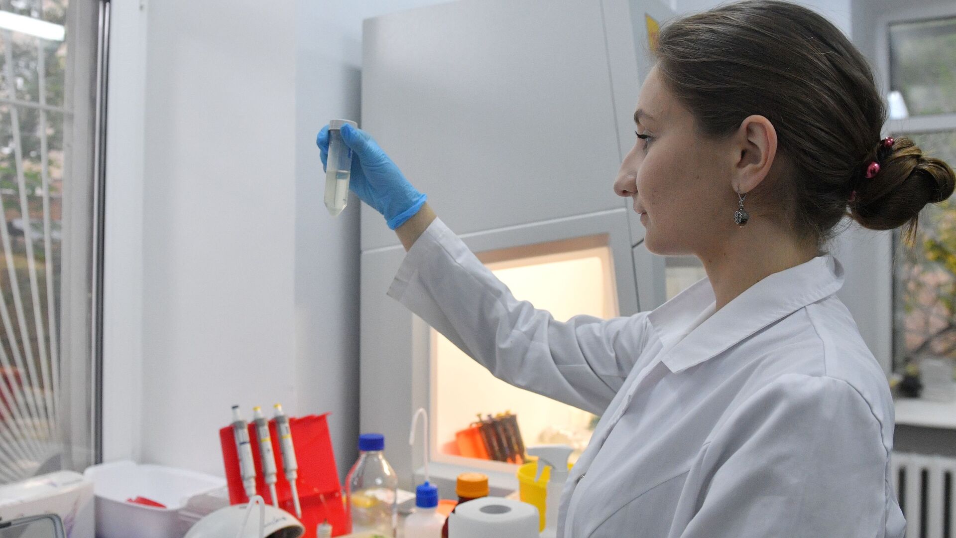 Сотрудница лаборатории проводит испытания вакцины от COVID-19 в центре эпидемиологии и микробиологии имени Н.Ф. Гамалеи - اسپوتنیک ایران  , 1920, 02.04.2021