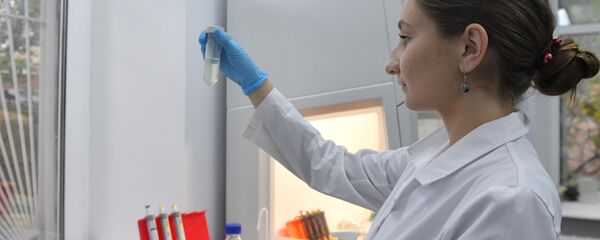 Сотрудница лаборатории проводит испытания вакцины от COVID-19 в центре эпидемиологии и микробиологии имени Н.Ф. Гамалеи - اسپوتنیک ایران  