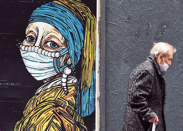 گرافیتی با طرح دختری با ماسک  - اسپوتنیک ایران  