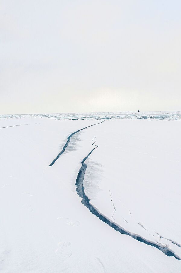 شکاف روی یخ دریاچه بایکال - اسپوتنیک ایران  