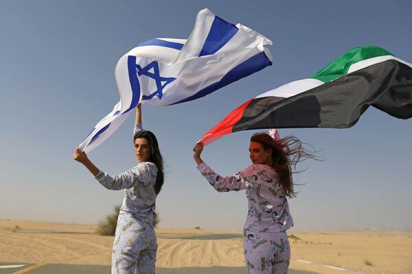 مدل‌های اسرائیلی و اماراتی  در عکاسی برای برند مد کلکسیون شاهزاده « فیکس»
 FIX's Princess Collection   - اسپوتنیک ایران  