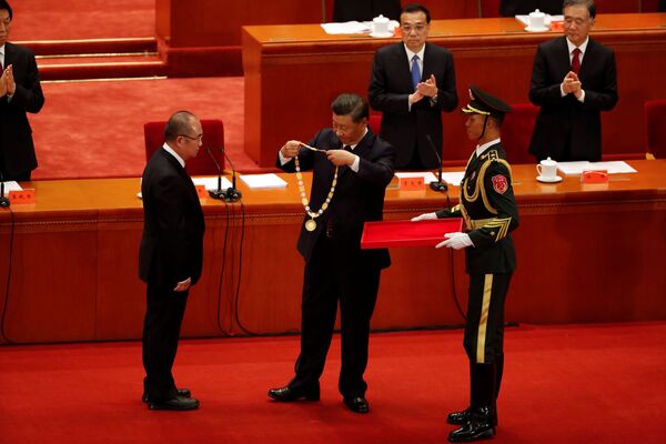 شی جین پینگ رهبر چین در مراسم اهدای جوایز به مبارزین علیه کووید 19 در چین - اسپوتنیک ایران  
