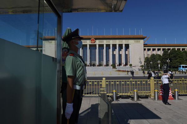 پلیس در کنار تالار بزرگ خلق قبل از آغاز مراسم اهدای جوایز به مبارزین علیه کووید 19 در چین - اسپوتنیک ایران  