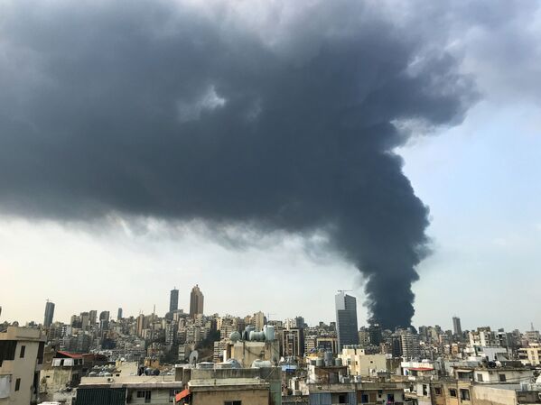 دود ناشی از آتش سوزی گسترده در آسمان بیروت - لبنان - اسپوتنیک ایران  