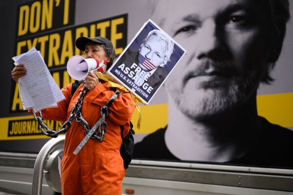 طرفدار جولیان آسانژ در راهپیمایی  علیه استرداد مجدد آسانژ در لندن  - اسپوتنیک ایران  