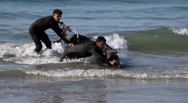 نظامیان ارتش ایران در رزمایش سالانه ذوالقدر ۹۹ در دریای عمان - اسپوتنیک ایران  