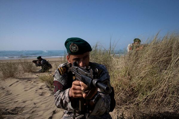 نظامیان ارتش ایران در رزمایش سالانه ذوالقدر ۹۹ در دریای عمان - اسپوتنیک ایران  