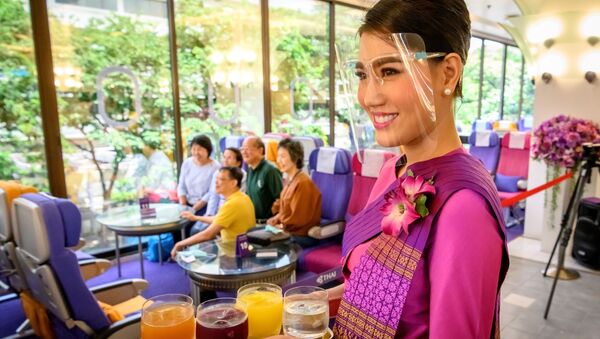 مهماندار شرکت هواپیمایی تایلند در هواپیما - رستوران بانکوک - اسپوتنیک ایران  