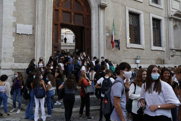 دانش آموزان در ورودی مدرسه ای در رم ایتالیا - اسپوتنیک ایران  