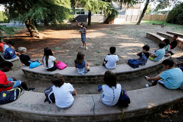 دانش آموزان در کلاس درس فضای باز  - اسپوتنیک ایران  