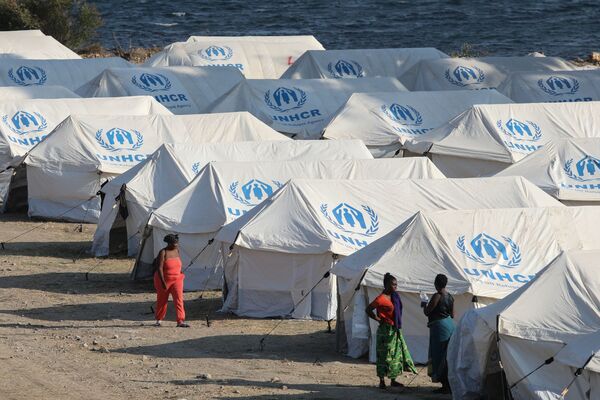 پناهندگان و مهاجران از اردوگاه سوخته موروآ در یک اردوگاه موقت جدید در لسوس، یونان - اسپوتنیک ایران  