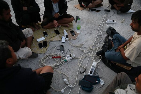 مهاجران تلفن های خود را در لسوس یونان شارژ می کنند - اسپوتنیک ایران  