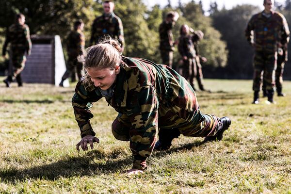 الیزابت شاهزاده بلژیک در حال تمرین در اردوگاه نظامی Elsenborn - اسپوتنیک ایران  