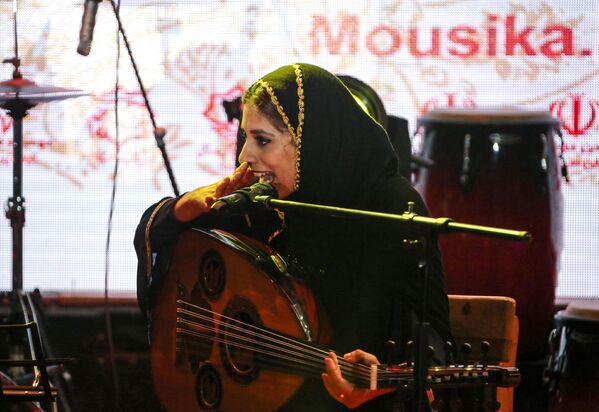 نوشین یوسف زاده، یکی از اعضای گروه موسیقی زنانه دینگو هنگام هنرنمایی در شهر بندرعباس ایران - اسپوتنیک ایران  