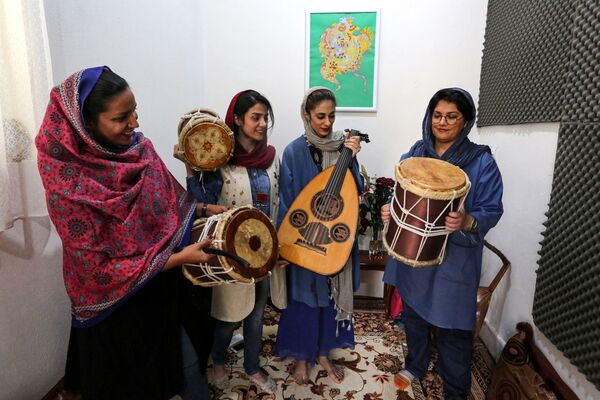 گروه موسیقی زنانه دینگو هنگام هنرنمایی در شهر بندرعباس ایران - اسپوتنیک ایران  