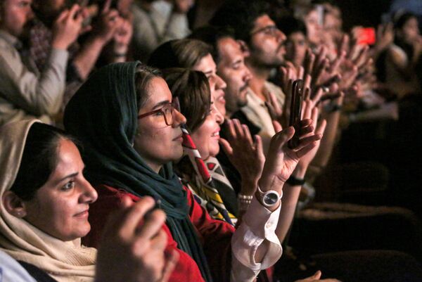 تماشا گران در کنسرت گروه موسیقی زنانه دینگو  در شهر بندرعباس ایران - اسپوتنیک ایران  